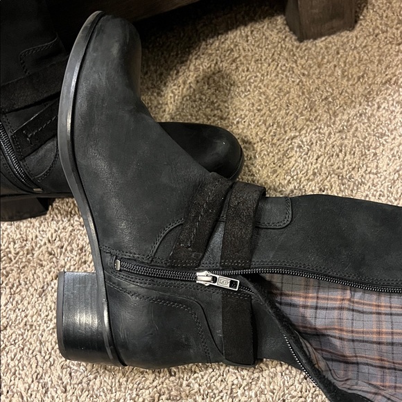 UGG Darcie Leather Boots - Picture 4 of 5